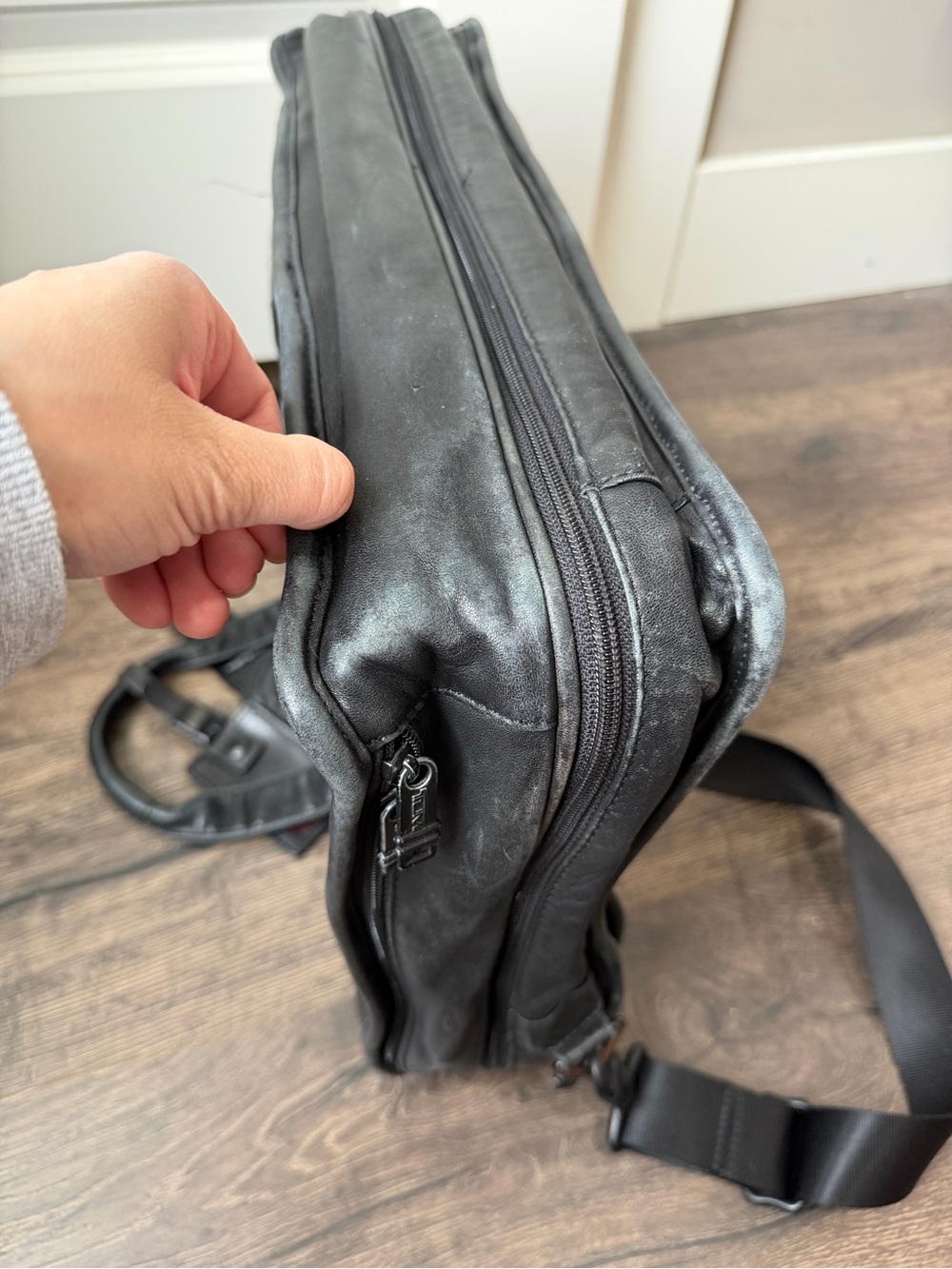 TUMI Black Leather Men’s Briefcase Shoulder Bag - Picture 9 of 15